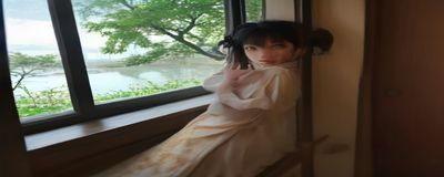 摄影师在明亮的城市街道上为客户拍摄日系风格写真，阳光透过树叶形成斑驳光影，画面温暖自然